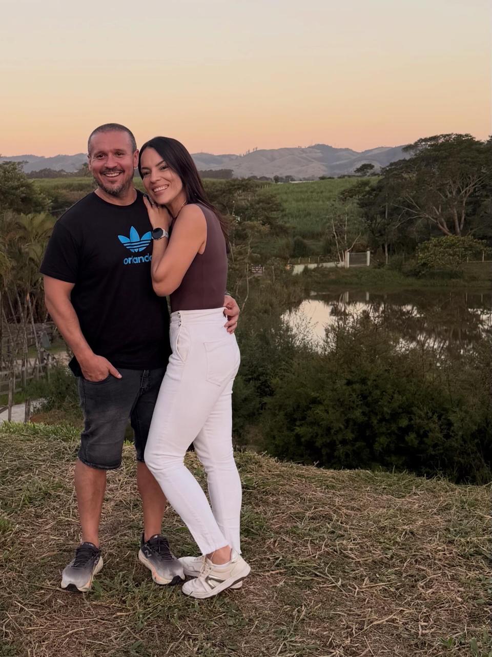 Tatiane Pontes com seu companheiro ao ar livre